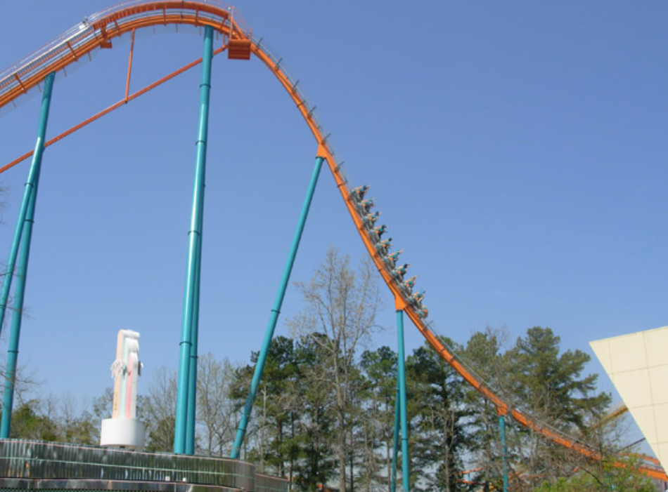La montaña rusa Goliath (en la imagen) alcanza una altura de 61 metros y velocidades de hasta 112 km/h