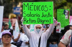 Trabajadores de salud pública protestan en la capital mexicana para exigir mejoras laborales