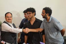 India encarcela 5 días a líderes del movimiento Cucaracha tras escalar barricadas en una protesta