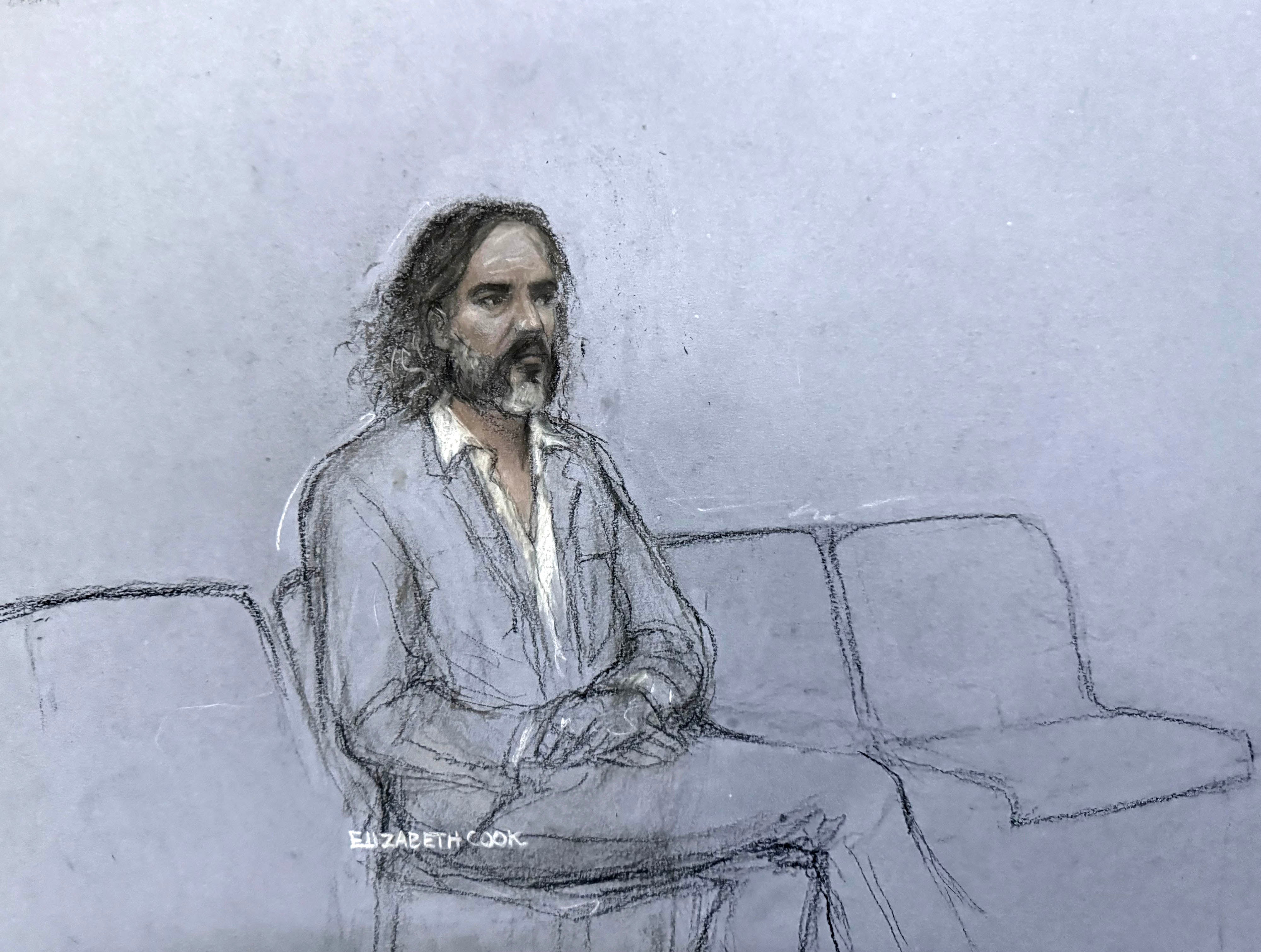 Russell Brand escucha la exposición inicial de la fiscalía durante el juicio