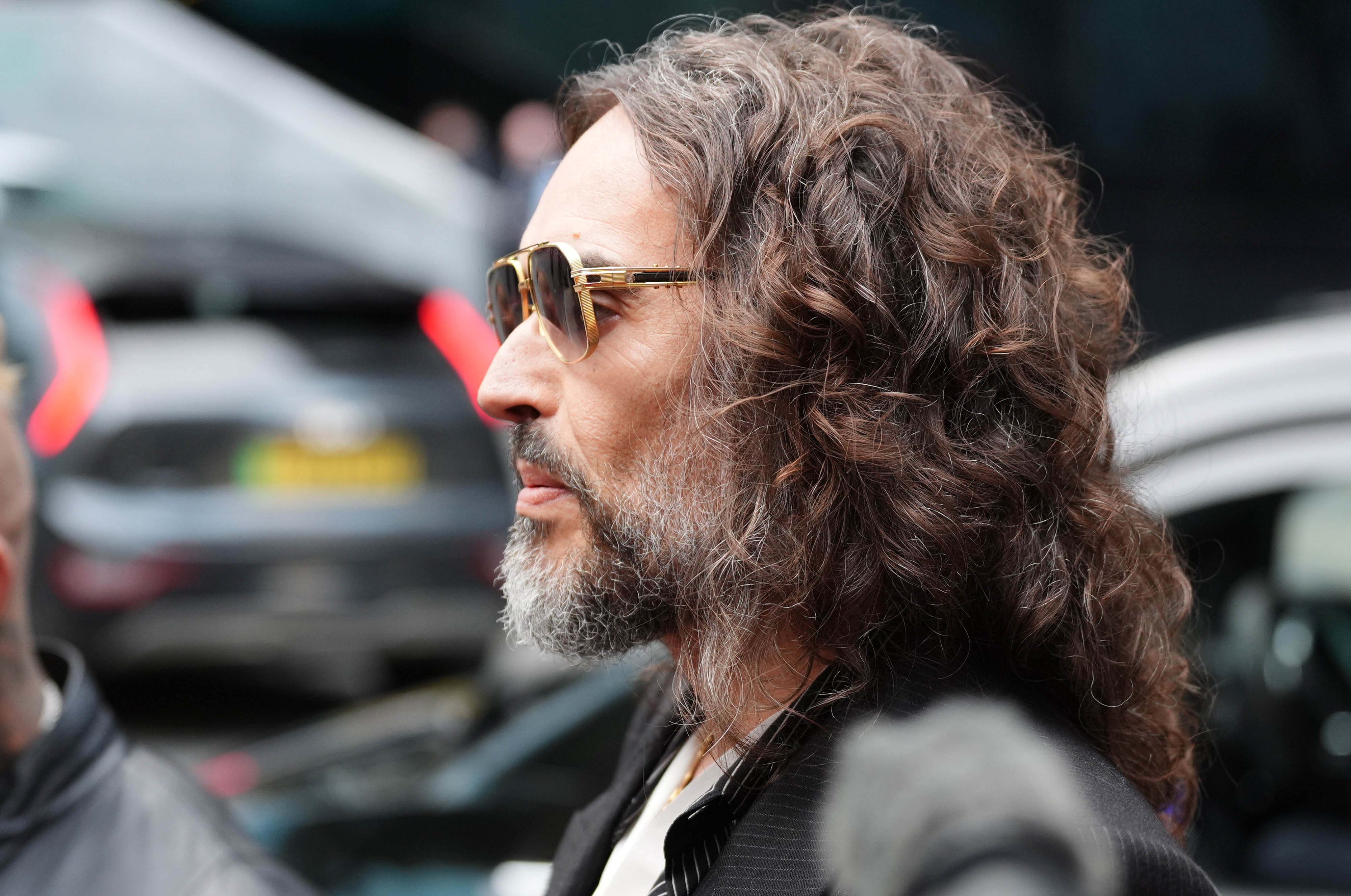 Russell Brand: todas las acusaciones del primer día de su juicio por delitos sexuales