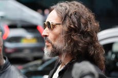 Russell Brand: todas las acusaciones del primer día de su juicio por delitos sexuales