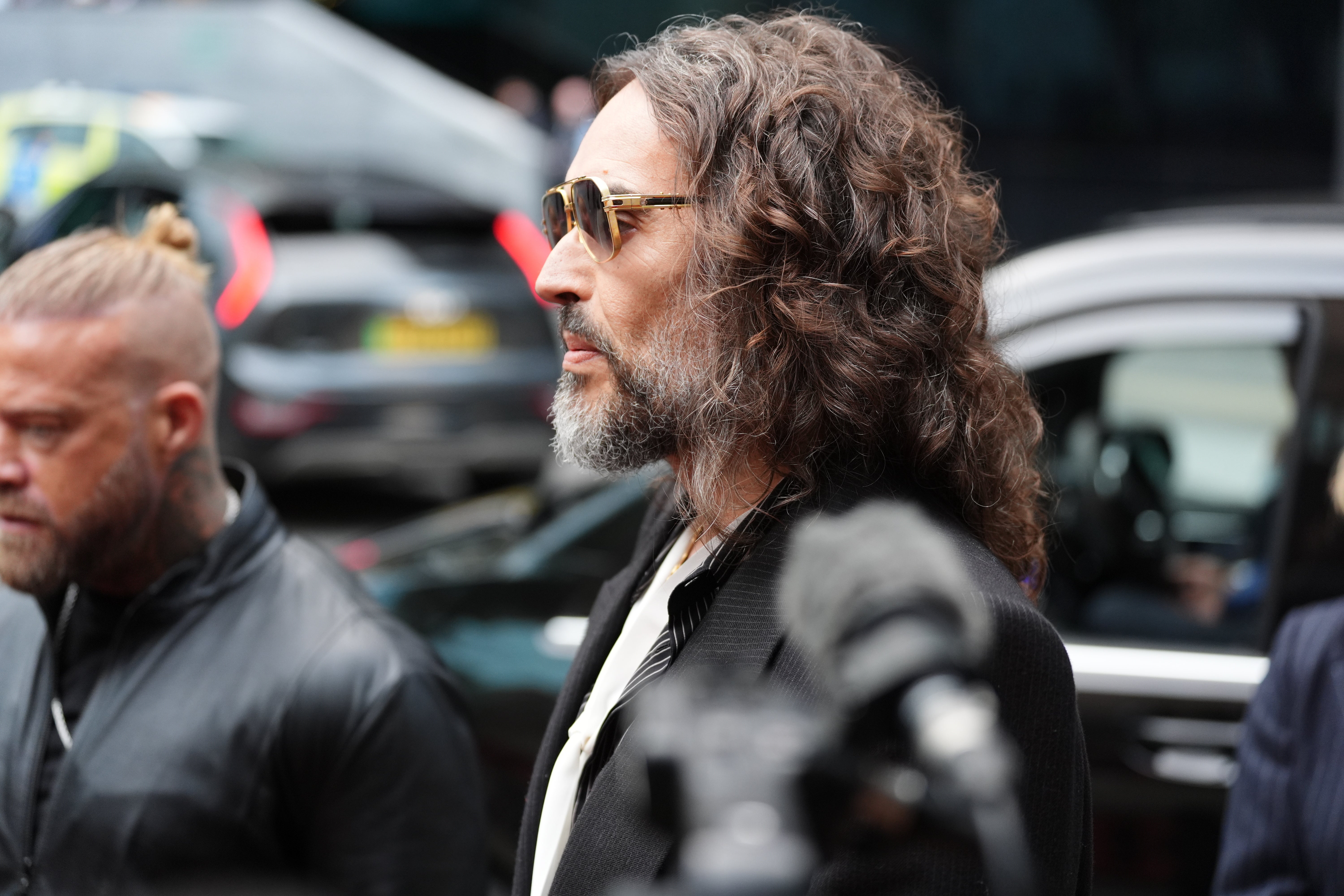 Russell Brand habla con la prensa a su llegada al Tribunal de la Corona de Southwark, en Londres