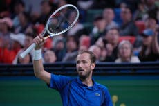 Medvedev vence a Tsitsipas y avanza a cuartos del Masters de Shanghái