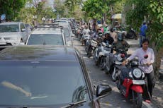 Escasez de combustible causa crisis en isla turística de Indonesia