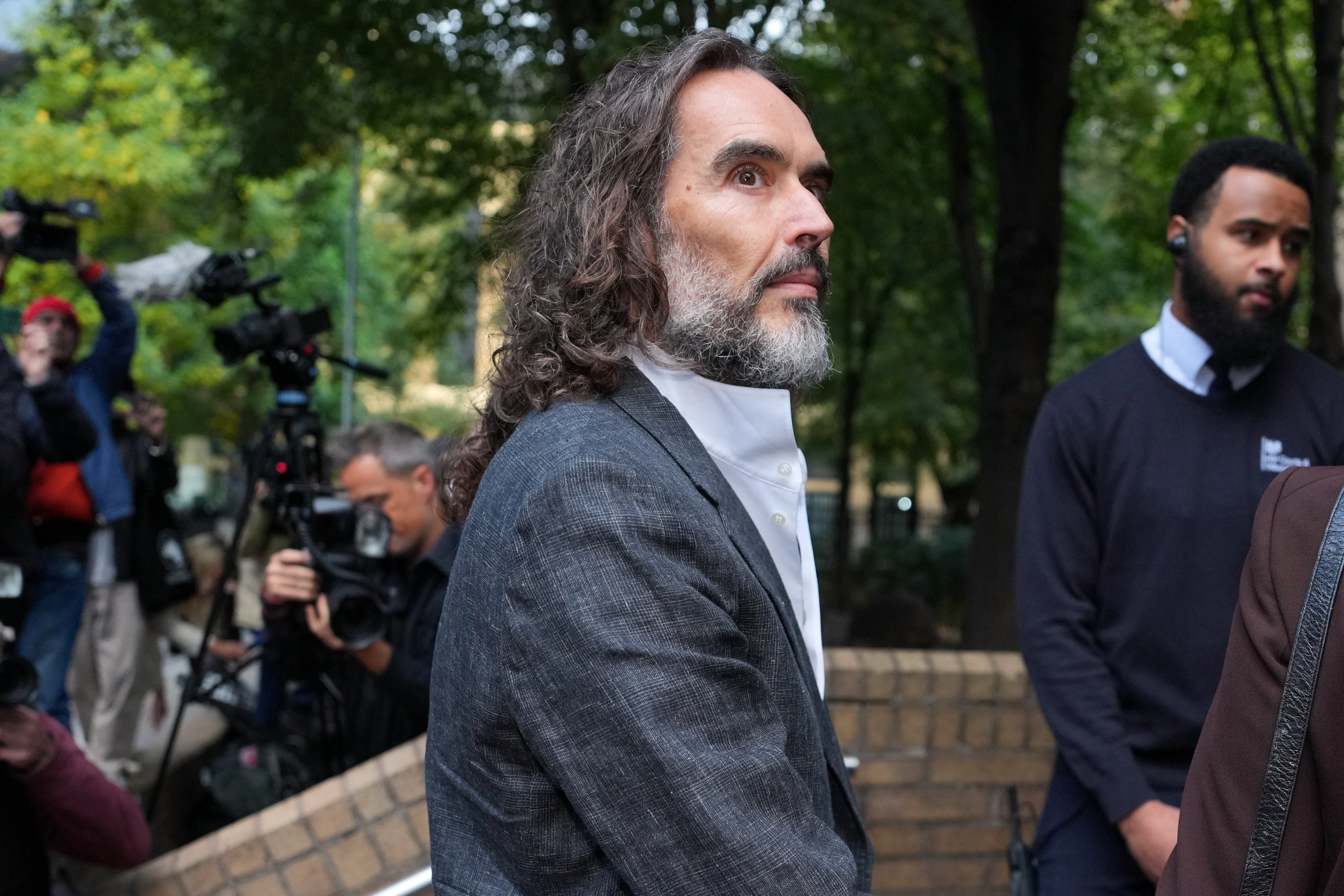 Fiscalía del Reino Unido califica a Russell Brand de depredador sexual en su juicio