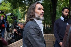 Fiscalía del Reino Unido califica a Russell Brand de depredador sexual en su juicio