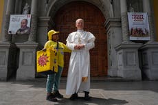 Sudamericanos rezan por la recuperación del papa León mientras hay dudas sobre su visita