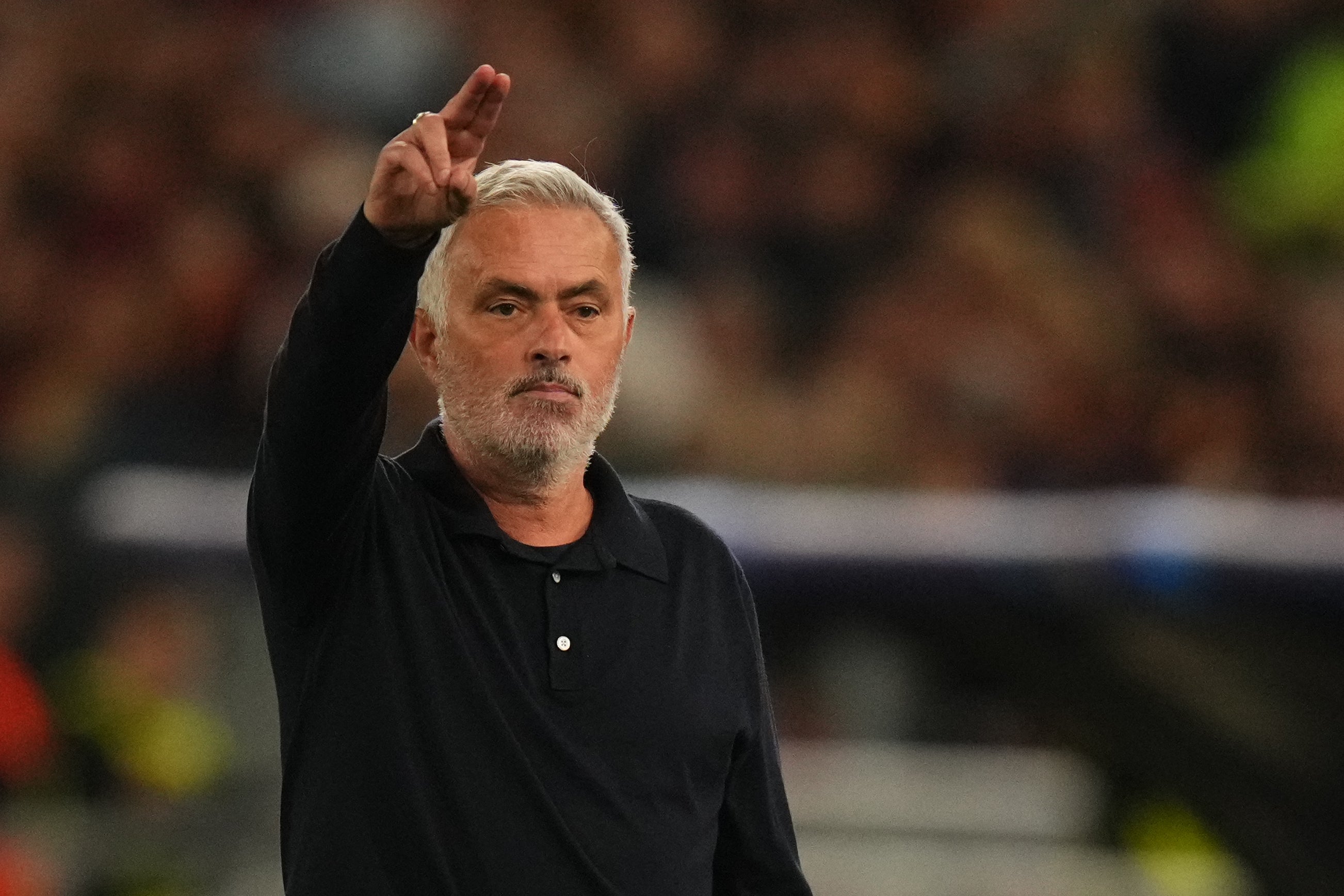 José Mourinho recibe "gloria eterna" de hinchas de Roma en regreso triunfal con el Madrid
