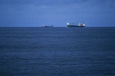 Rumanía intenta rescatar a 8 desaparecidos tras otro incendio en un barco en el mar Negro
