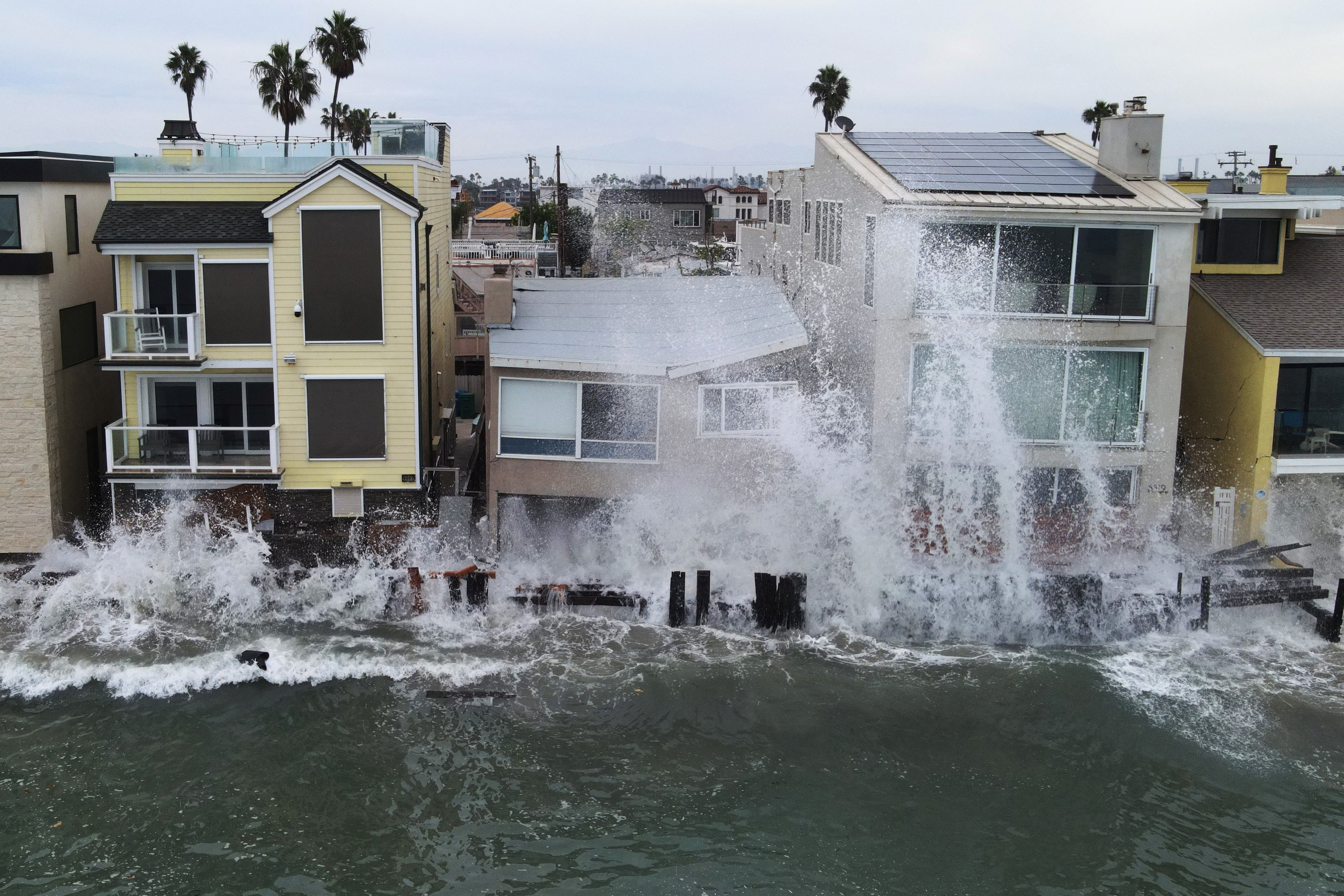 El oleaje provocado por la tormenta tropical Rachel y las ondas Kelvin intensificadas por El Niño golpea el paseo marítimo de Long Beach