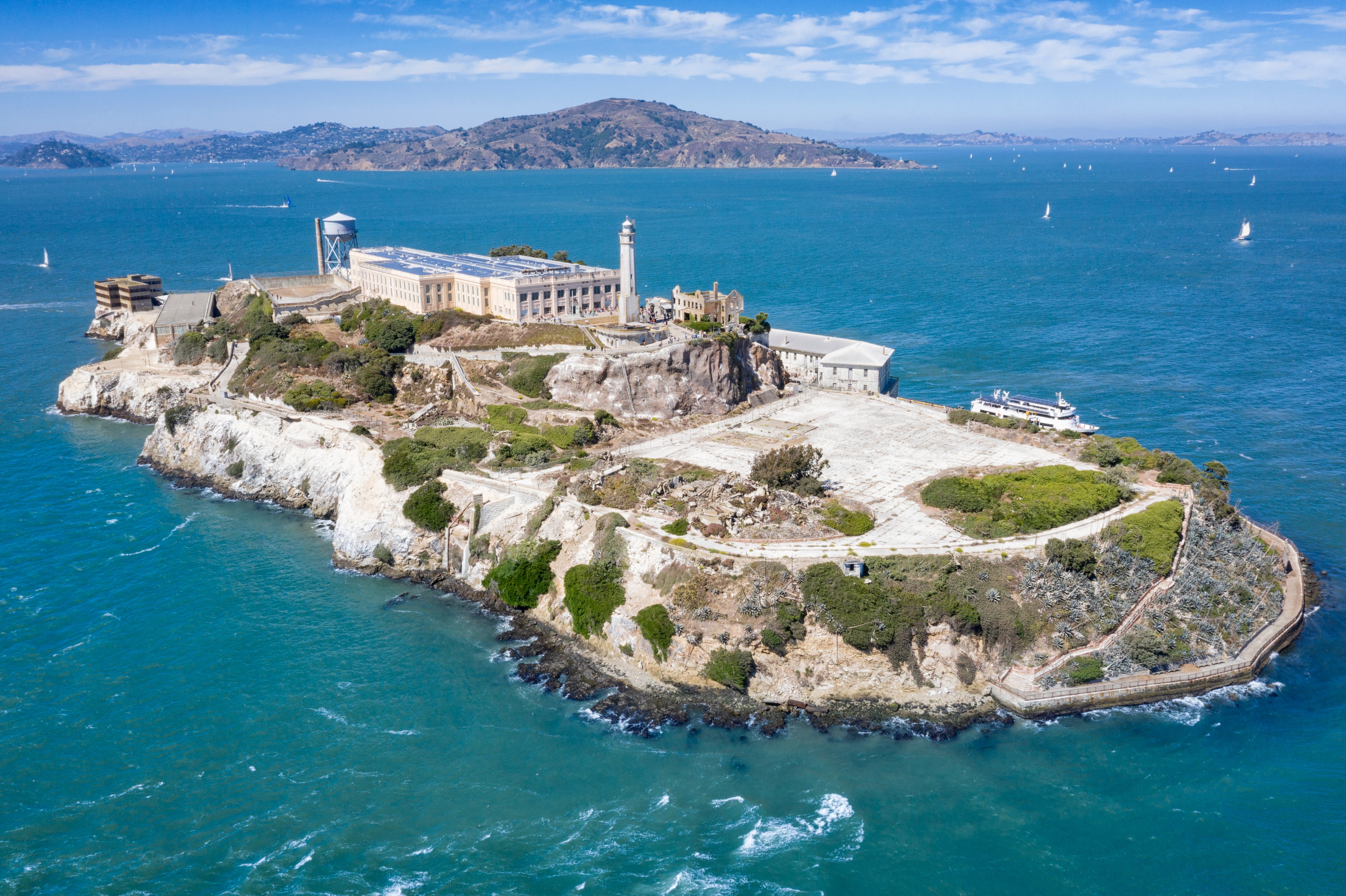 Los visitantes pueden llegar en ferry a la isla de Alcatraz, que actualmente forma parte de un parque nacional