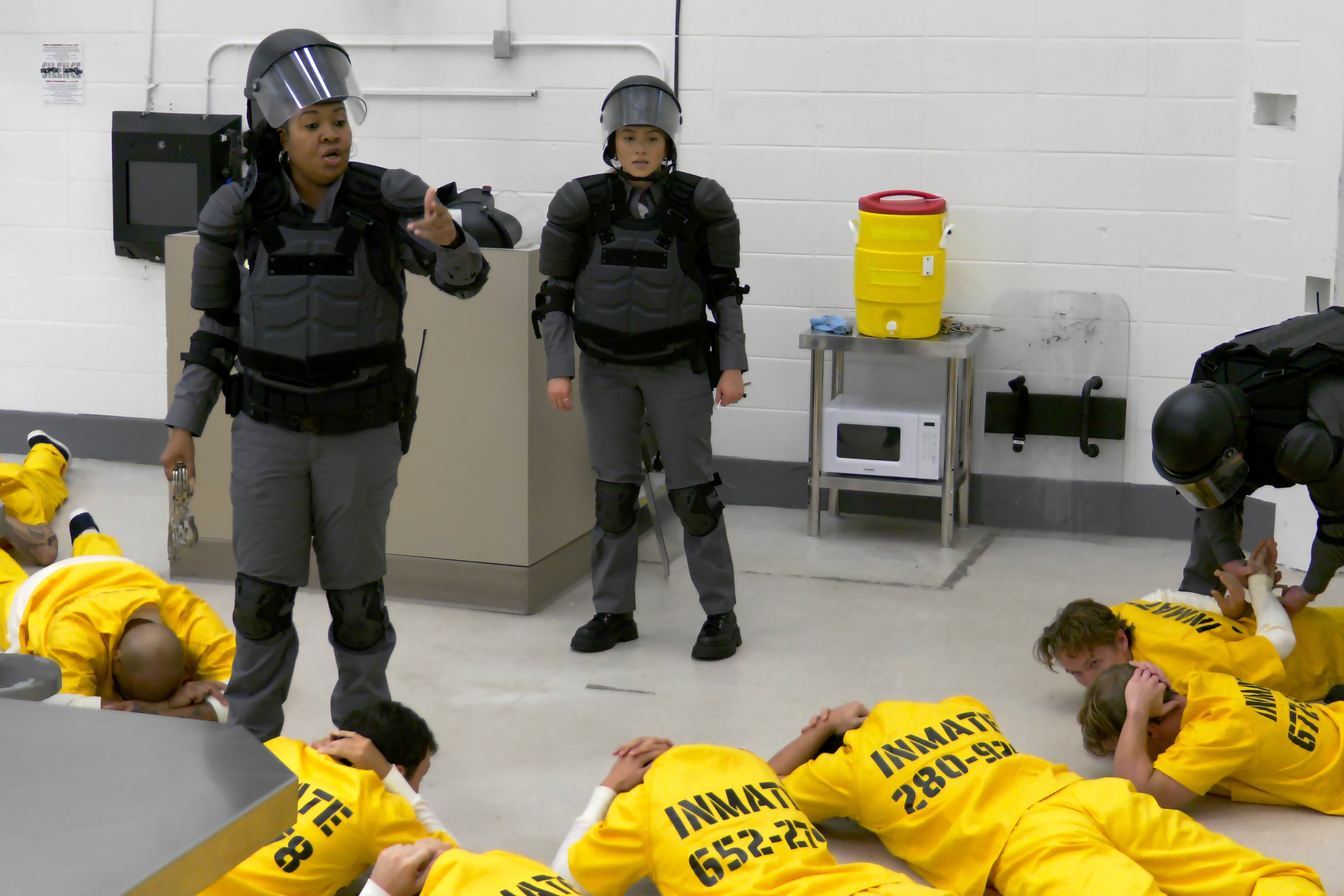 Participantes de la serie de Netflix ‘El experimento de la cárcel de Stanford: un nuevo enfoque’ participan en un simulacro de disturbios