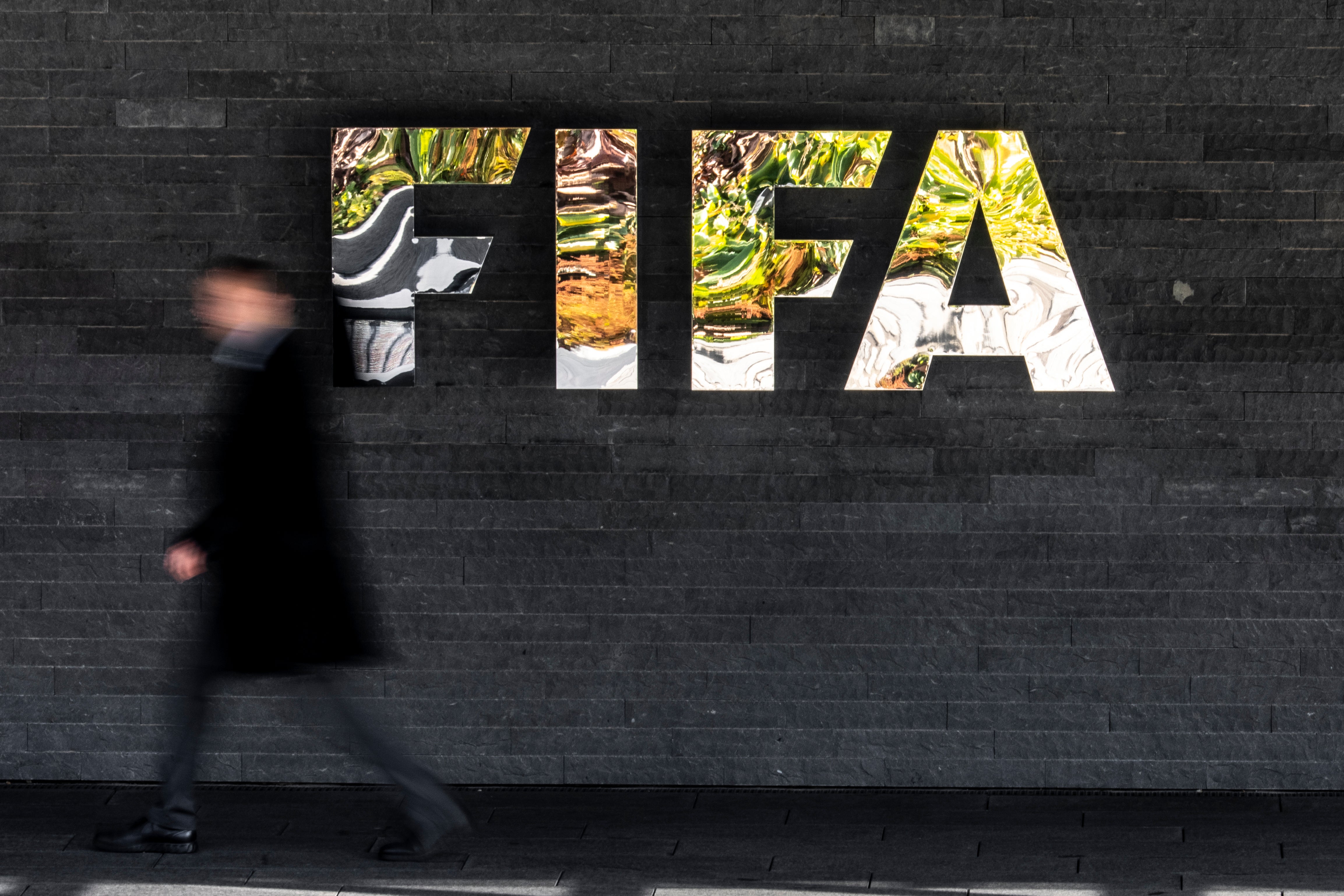 En tensa reunión de la FIFA, Infantino se disculpa por plan de venta del Mundial