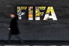 En tensa reunión de la FIFA, Infantino se disculpa por plan de venta del Mundial