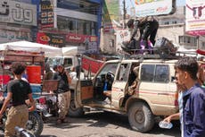 Hutíes se atribuyen ataque luego que explosiones remecen sede de gobierno de Yemen en Adén