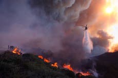 Calor y viento elevan riesgo de incendios en California al tiempo que inician cortes de luz