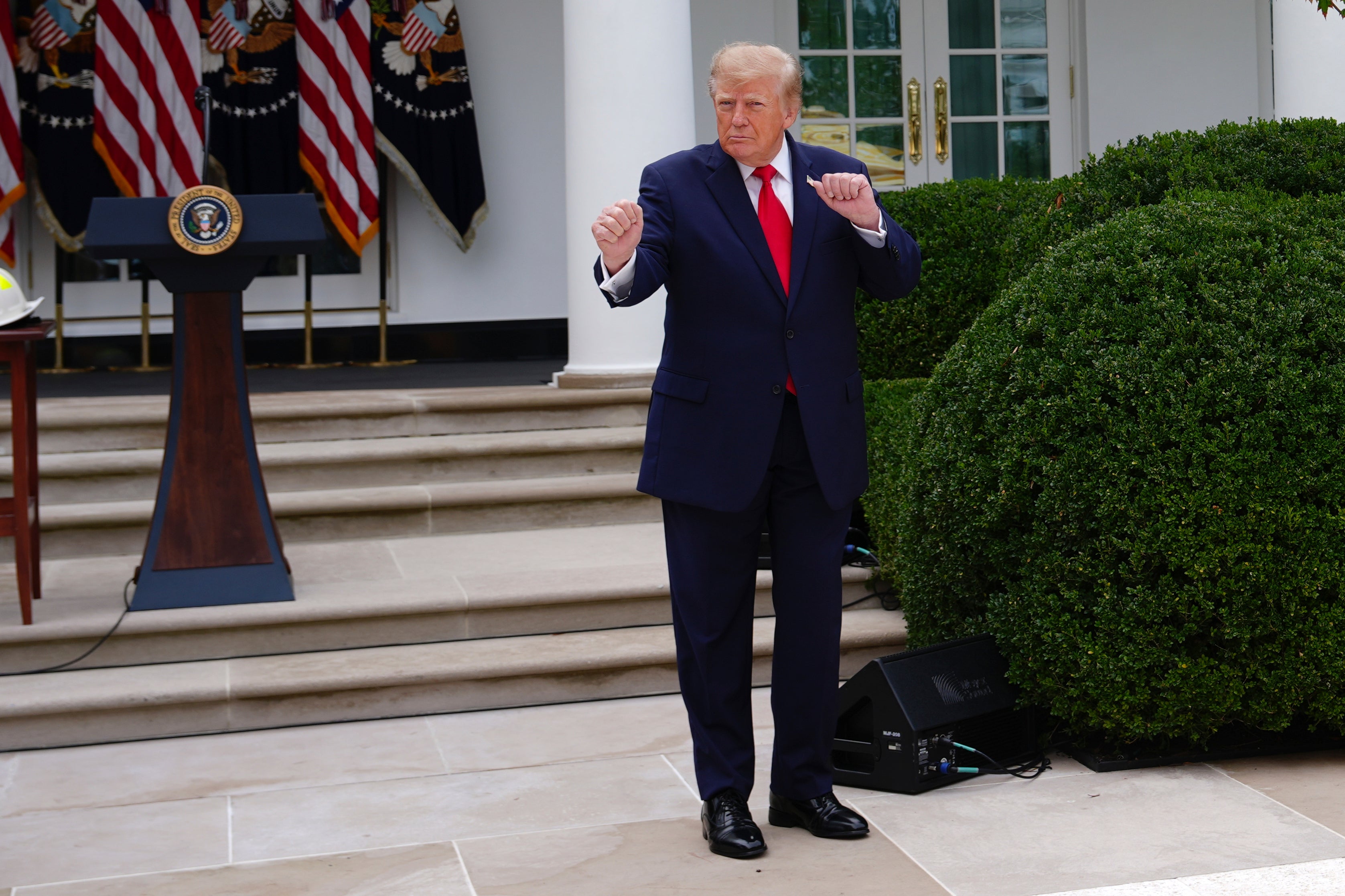 Trump interpretó su característico “baile” del YMCA para los asistentes tras pronunciar unas declaraciones sin rumbo fijo en el Jardín de las Rosas de la Casa Blanca