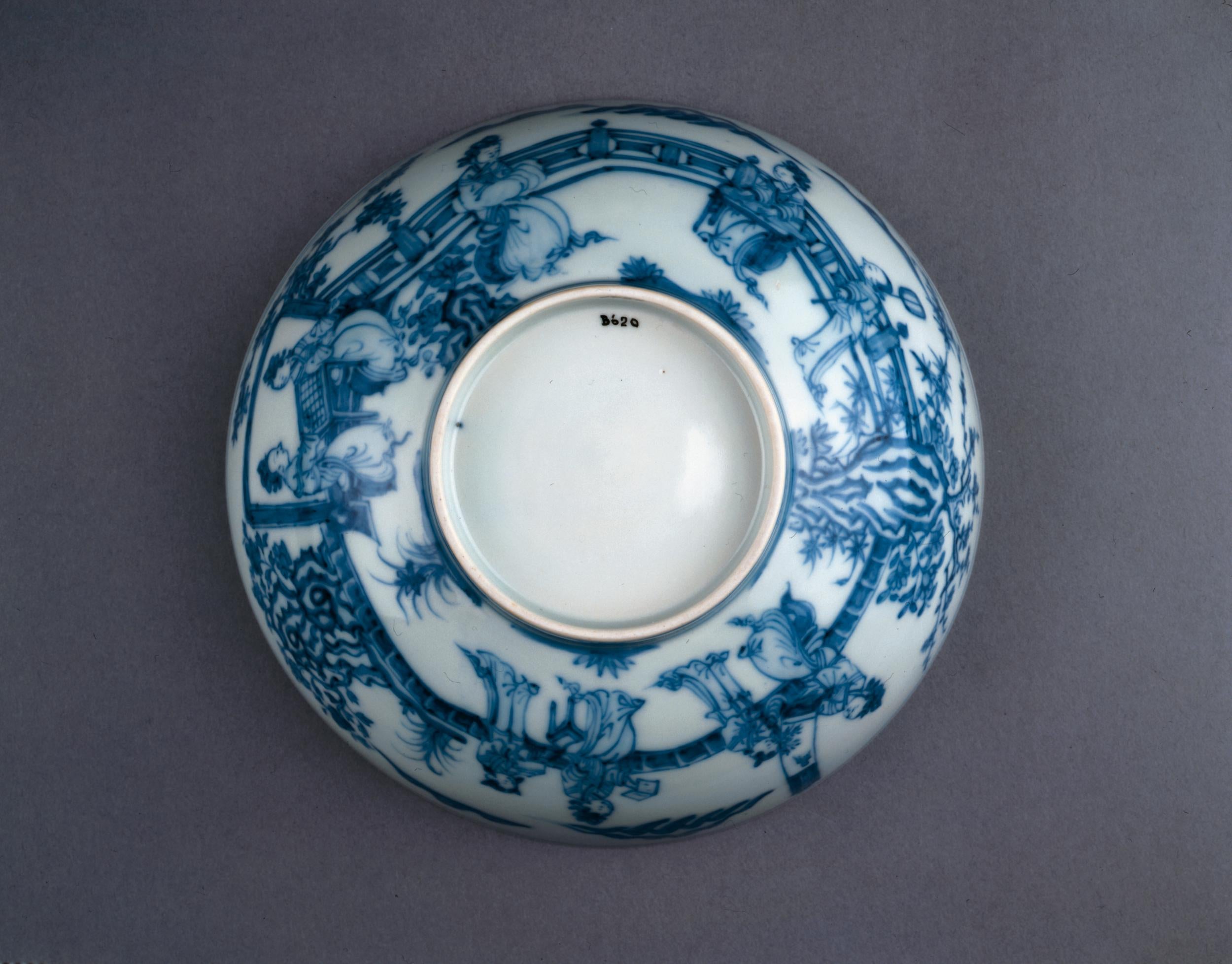 El cuenco de porcelana azul y blanca, que data del período Kangxi de la dinastía Qing de China (1662-1722), cayó el 4 de octubre y golpeó una pequeña caja de porcelana ubicada en un estante inferior
