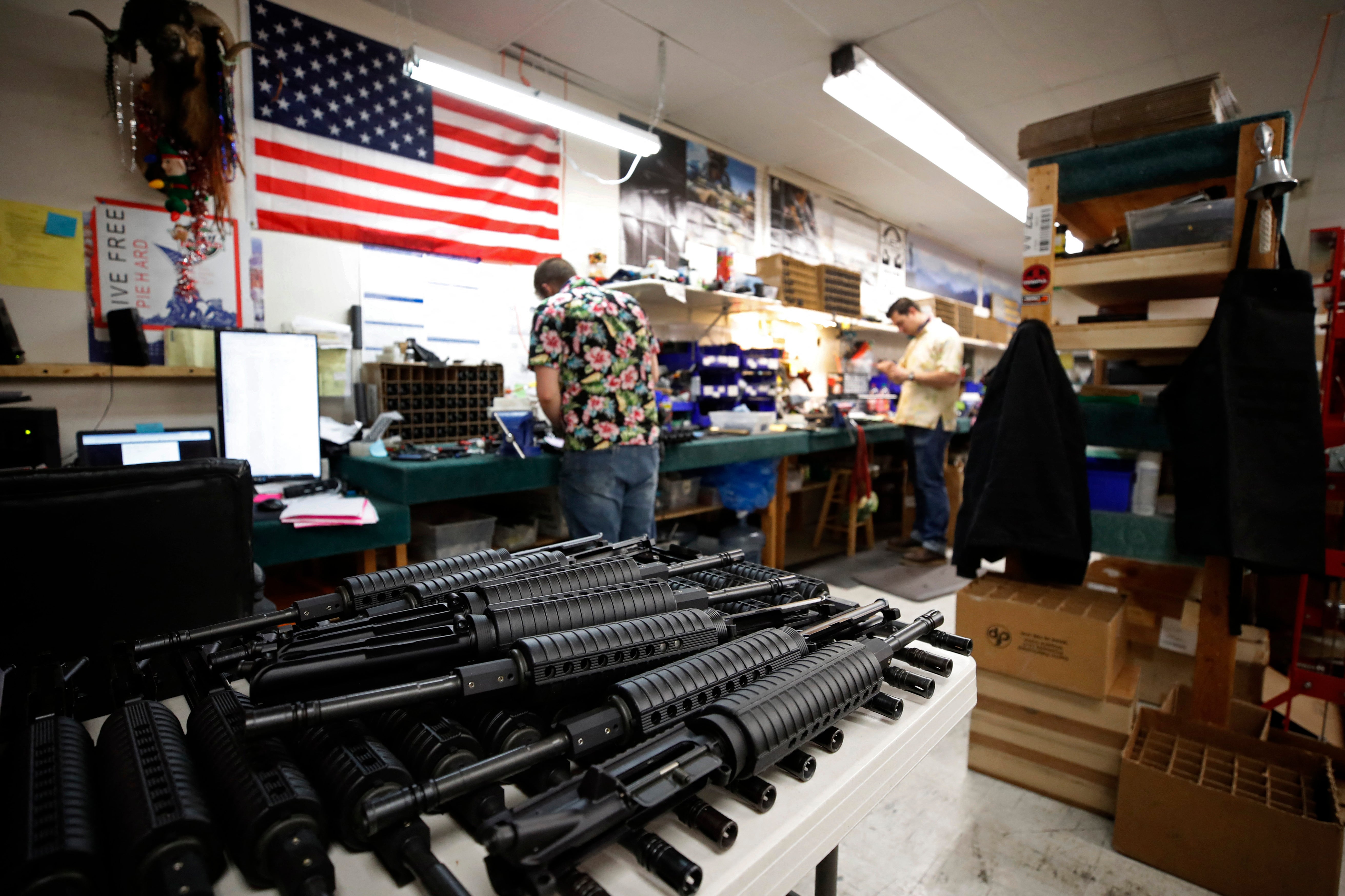Los cañones de fusiles tipo AR-15 se apilan en un carro mientras los trabajadores montan el arma en Davidson Defense, en Orem (Utah), el 4 de febrero de 2021