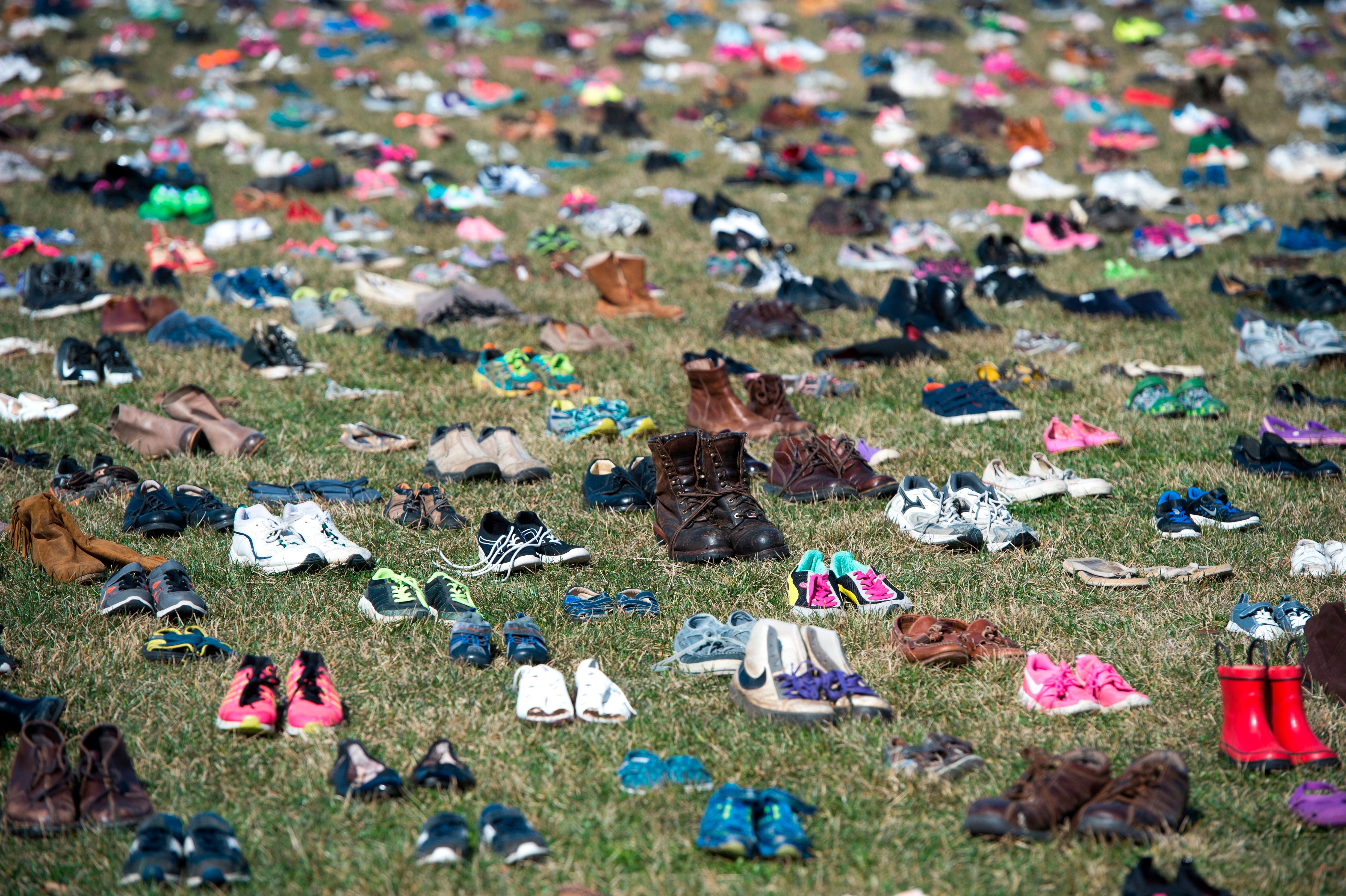 El césped frente al Capitolio de Estados Unidos, cubierto con 7.000 pares de zapatos vacíos para recordar a los 7.000 niños asesinados por la violencia armada desde el tiroteo de Sandy Hook, en 2018