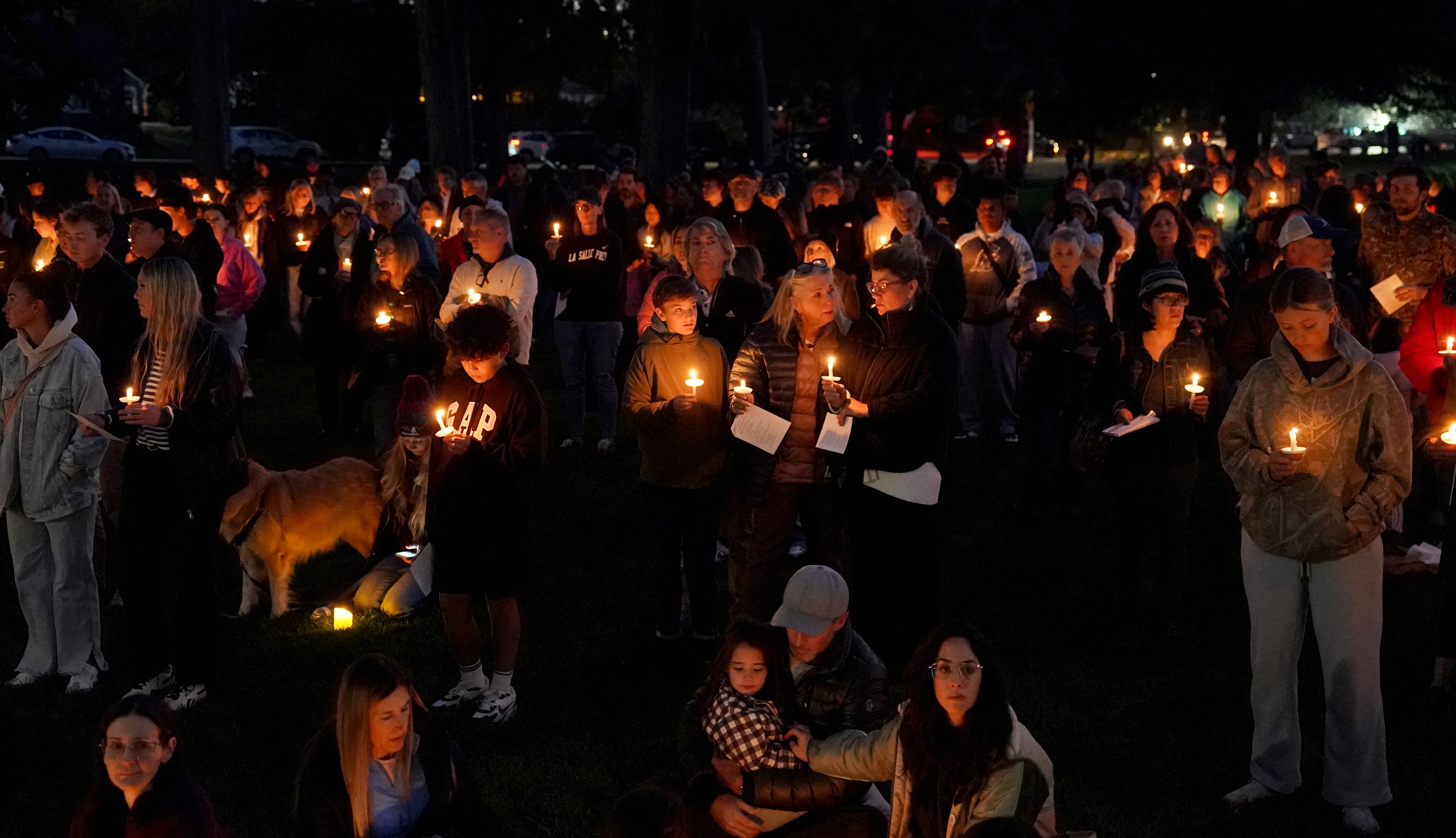 Varias personas se reúnen en una vigilia con velas en el parque Drake, en Bend, Oregón, tras el tiroteo ocurrido ese mismo día en la escuela primaria Silver Rail
