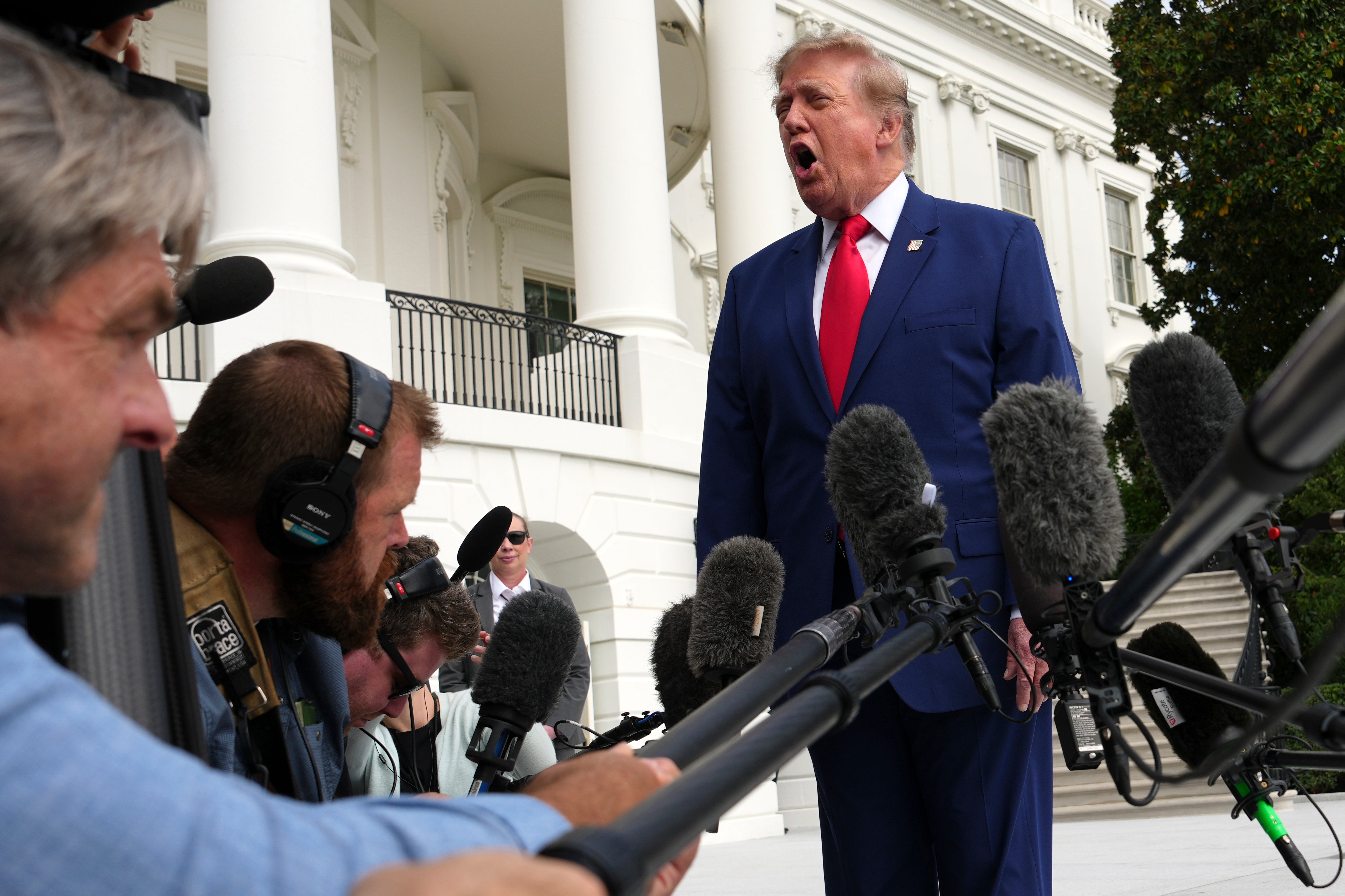 Trump insinuó que el cargo de secretario de prensa era demasiado para Zacharia antes de partir hacia Georgia el viernes