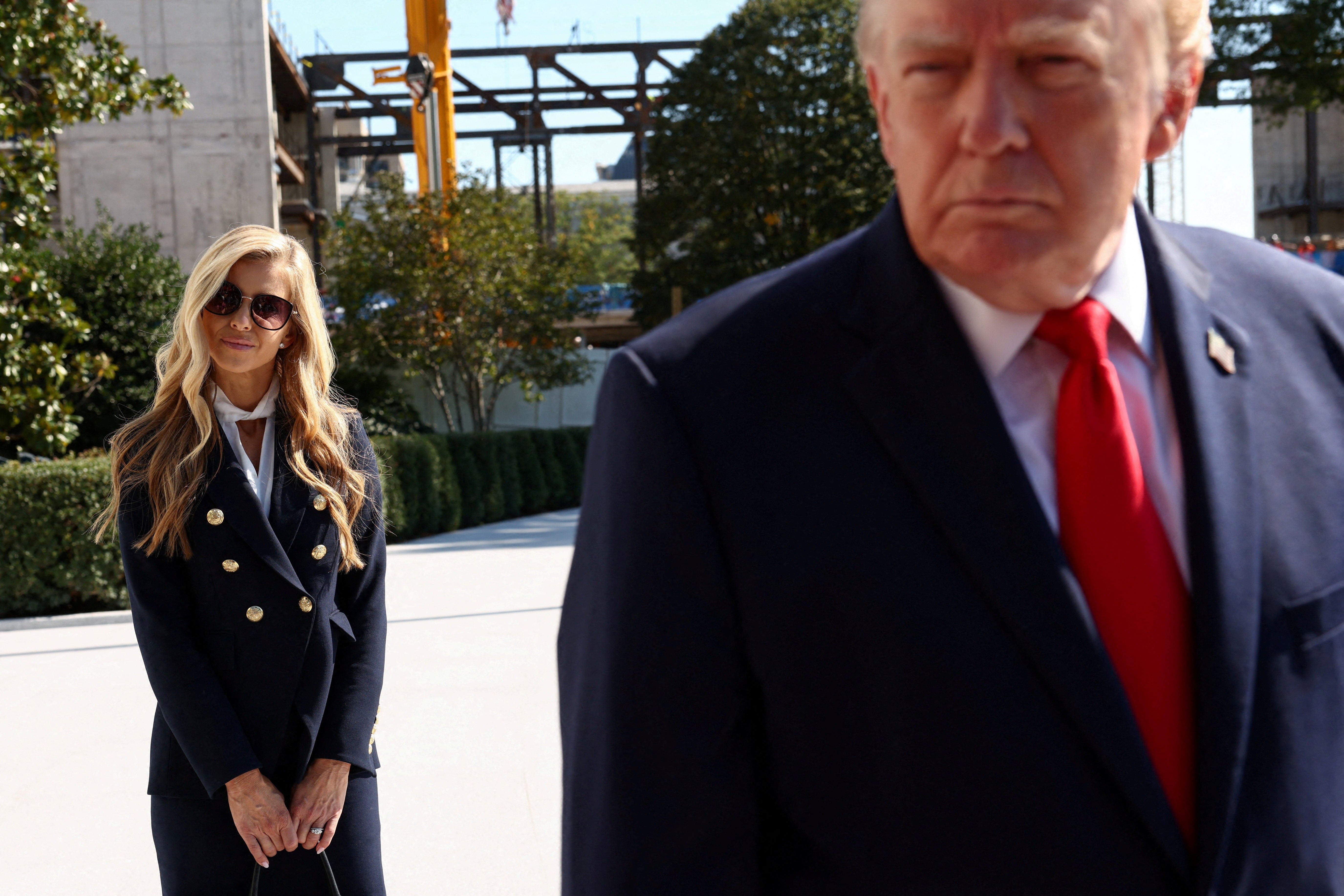 El presidente Donald Trump se dirigía a Alaska el martes después de que su recién nombrada —y efímera— secretaria de prensa, Katie Zacharia, tuviera una primera conferencia de prensa bastante difícil. Los periodistas les preguntaban a ambos dónde y cuándo había aprobado el examen de abogacía, tras sus repetidas afirmaciones de que era abogada
