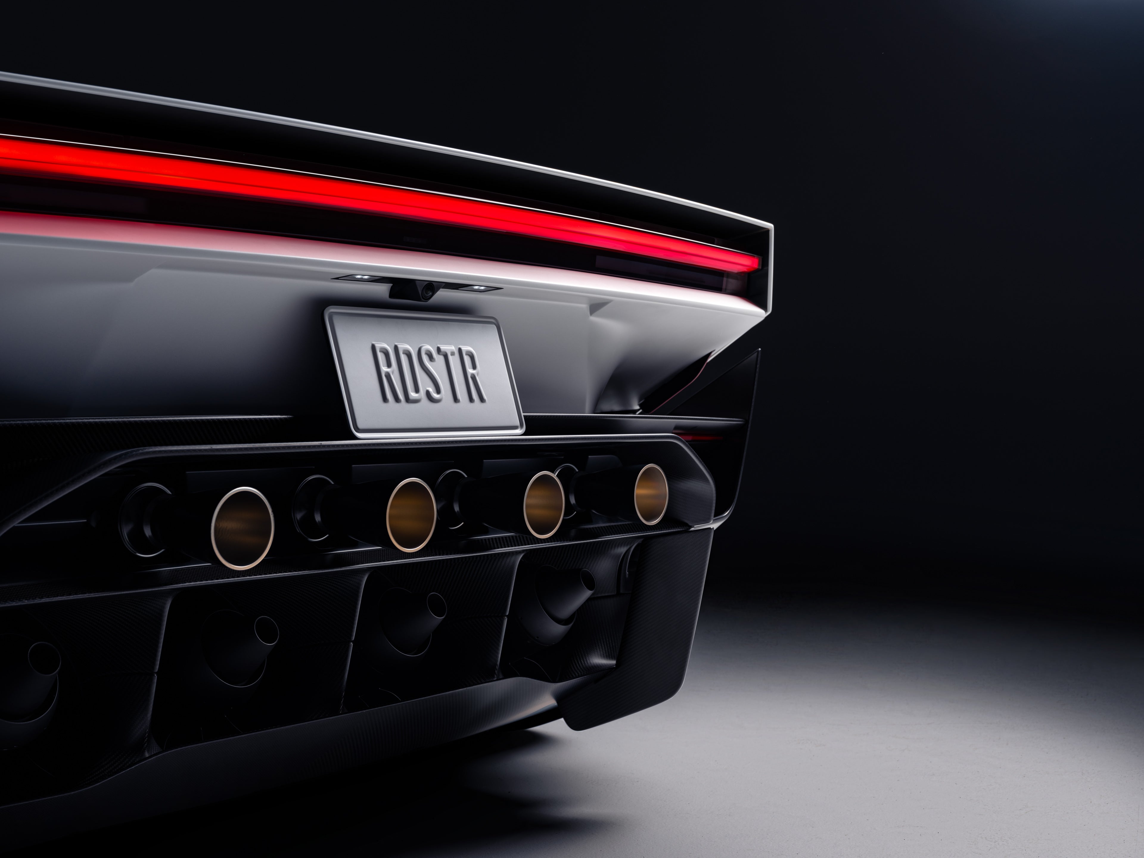 Lo que hay en la parte trasera del Tesla Roadster no son tubos de escape tradicionales, sino cohetes