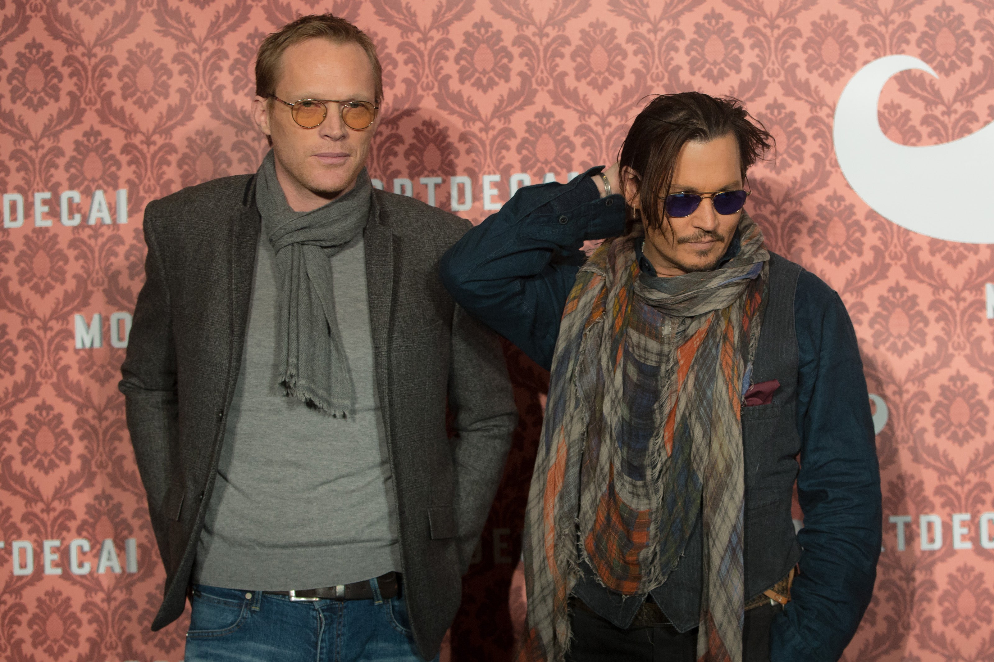Paul Bettany y Johnny Depp, fotografiados en 2015