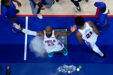 LeBron James lanza tiza y recibe por 1ra vez la presentación de los 76ers en Filadelfia