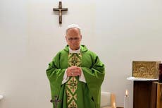 León lleva un gobierno al estilo estadounidense en el Vaticano, incluso durante crisis de salud