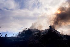 Bomberos combaten incendio en el sur de California; hay 16.000 evacuados y 6 viviendas dañadas