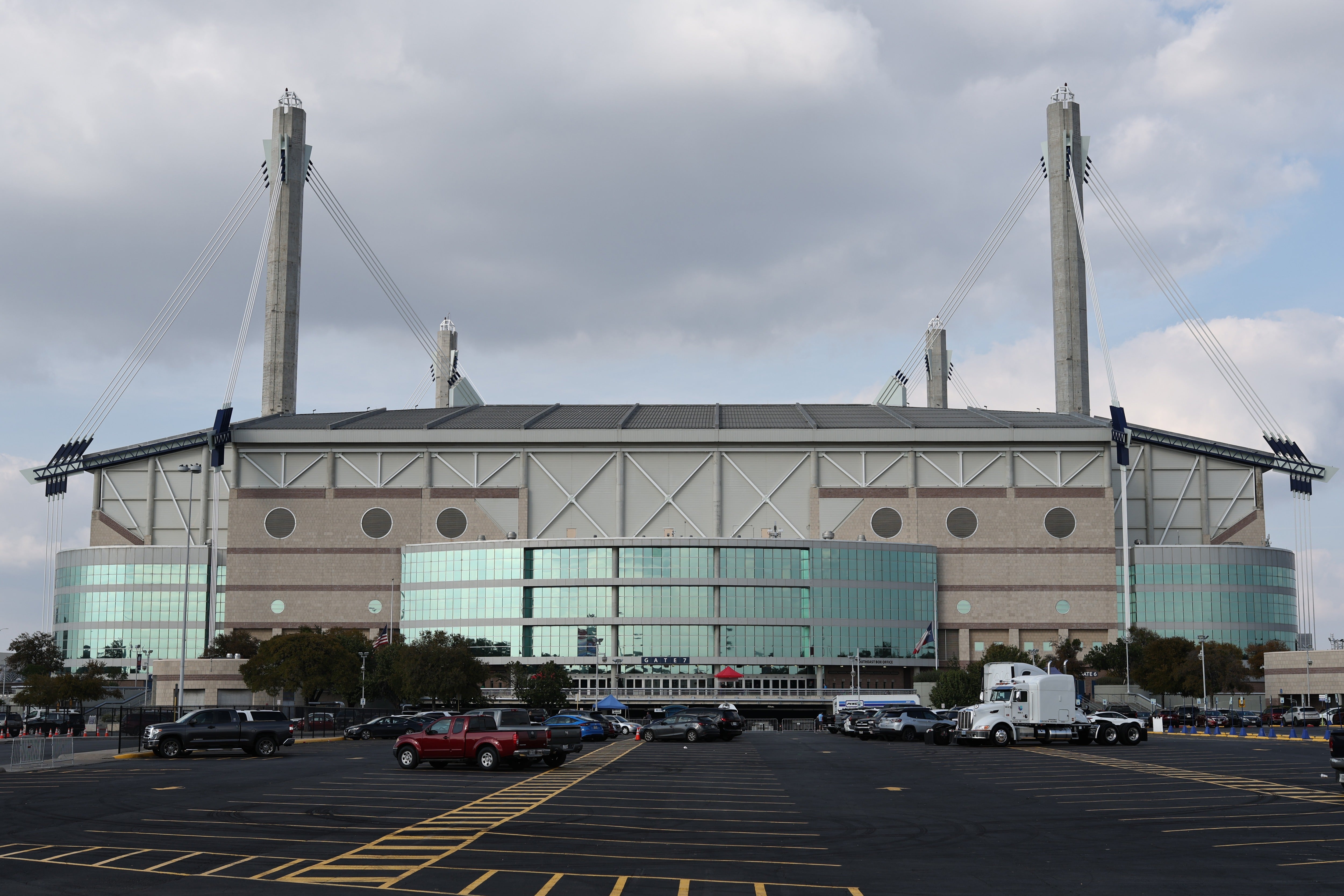 El militar murió en un hospital de la zona tras participar en una demostración de descenso en rápel en el Alamodome, antes del partido de homenaje a las Fuerzas Armadas y a los veteranos entre la Universidad de Texas en San Antonio y la Academia Naval de Estados Unidos