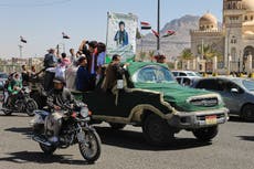 Rebeldes hutíes atacan un campamento del gobierno en el sur de Yemen y matan al menos a 20 personas
