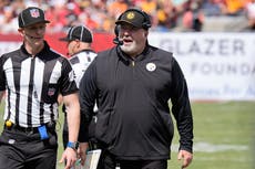 Mike McCarthy sale cojeando hacia la carpa médica al descanso ante Buccaneers