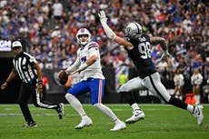 Josh Allen empata el récord de pases de TD de Jim Kelly en Bills y Buffalo vence 33-30 a Raiders