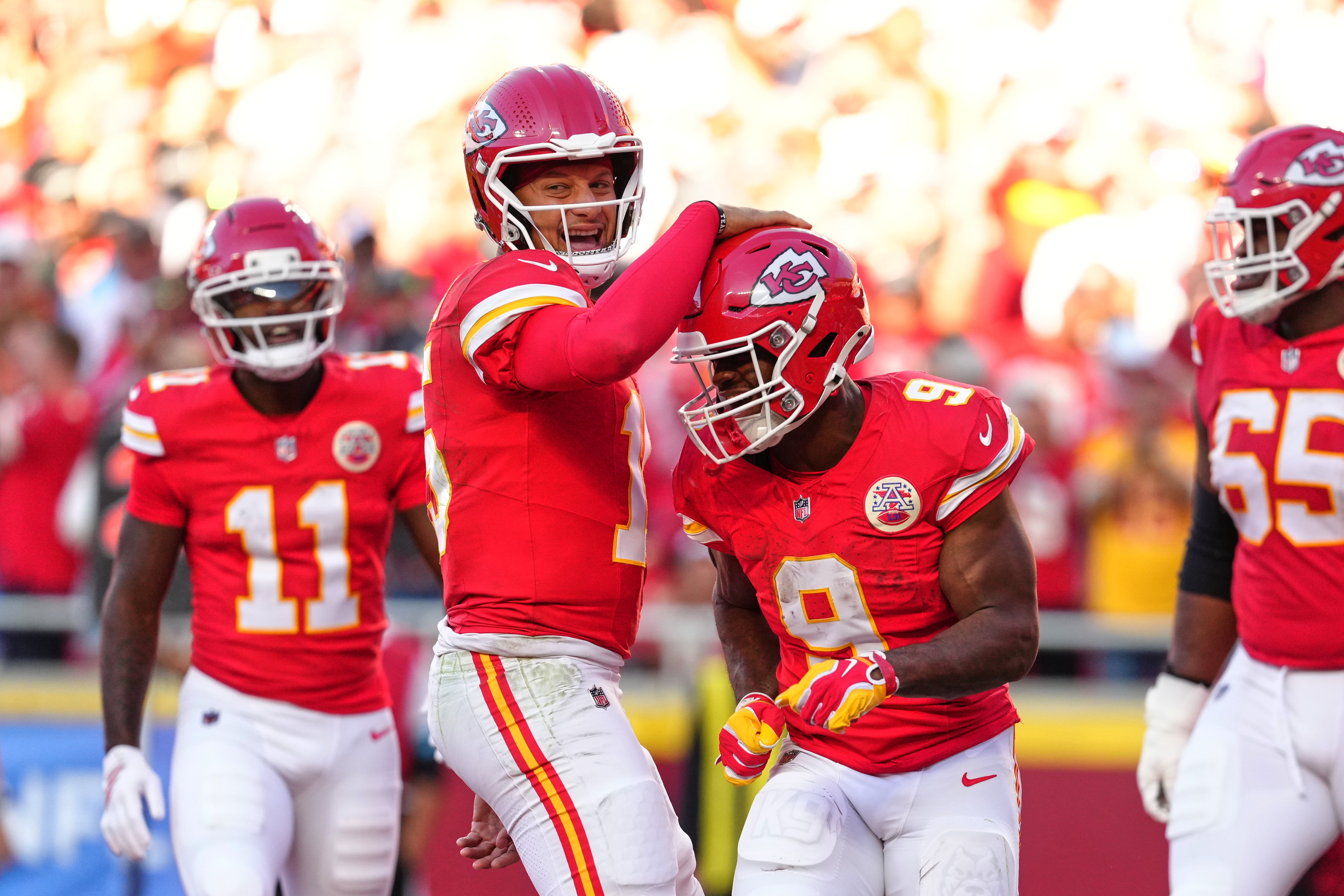 Chiefs siguen invictos con 2 TD por tierra de Kenneth Walker en triunfo 22-6 sobre Chargers