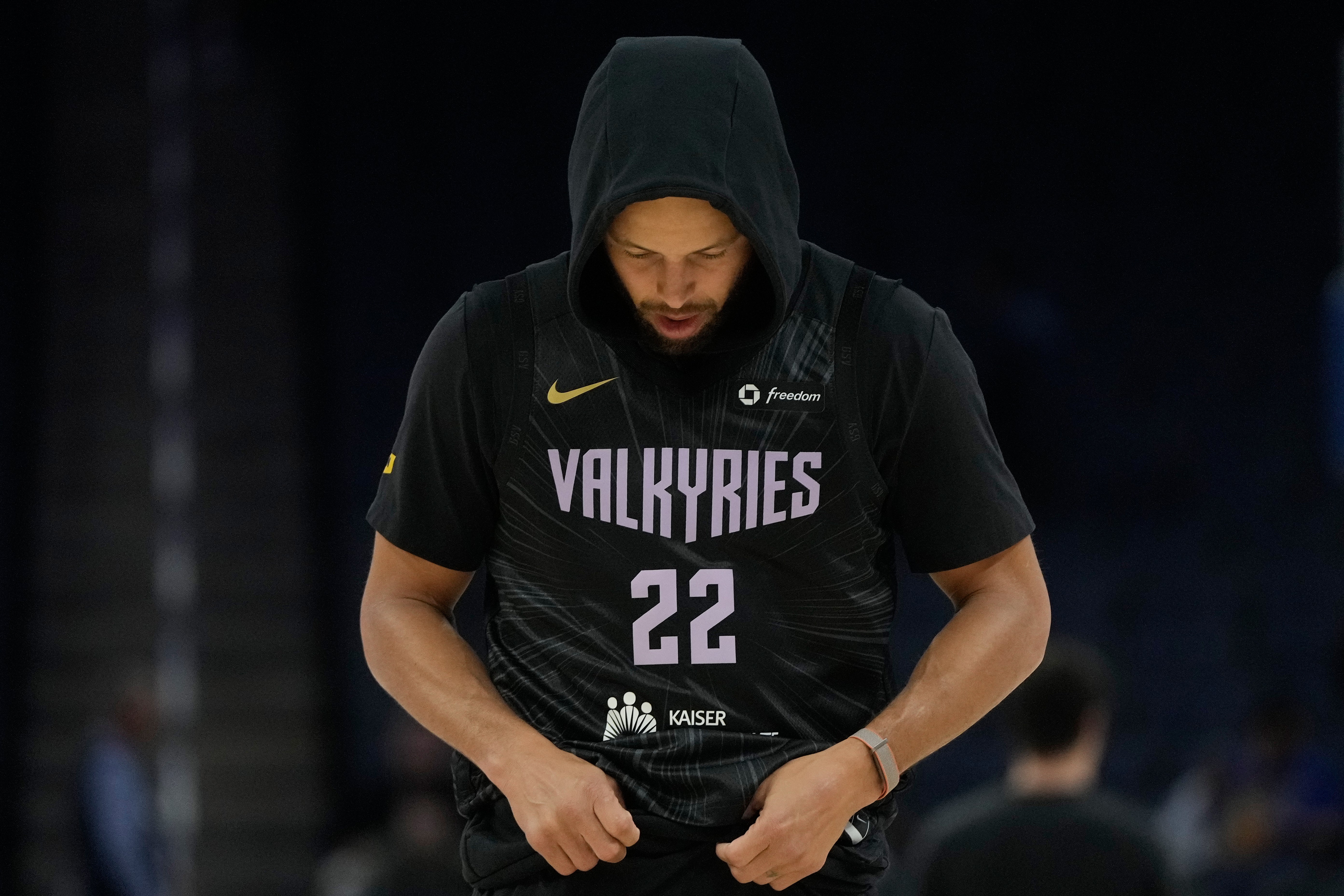 Stephen Curry sale cojeando tras torcerse el tobillo derecho en práctica abierta