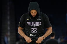 Stephen Curry sale cojeando tras torcerse el tobillo derecho en práctica abierta
