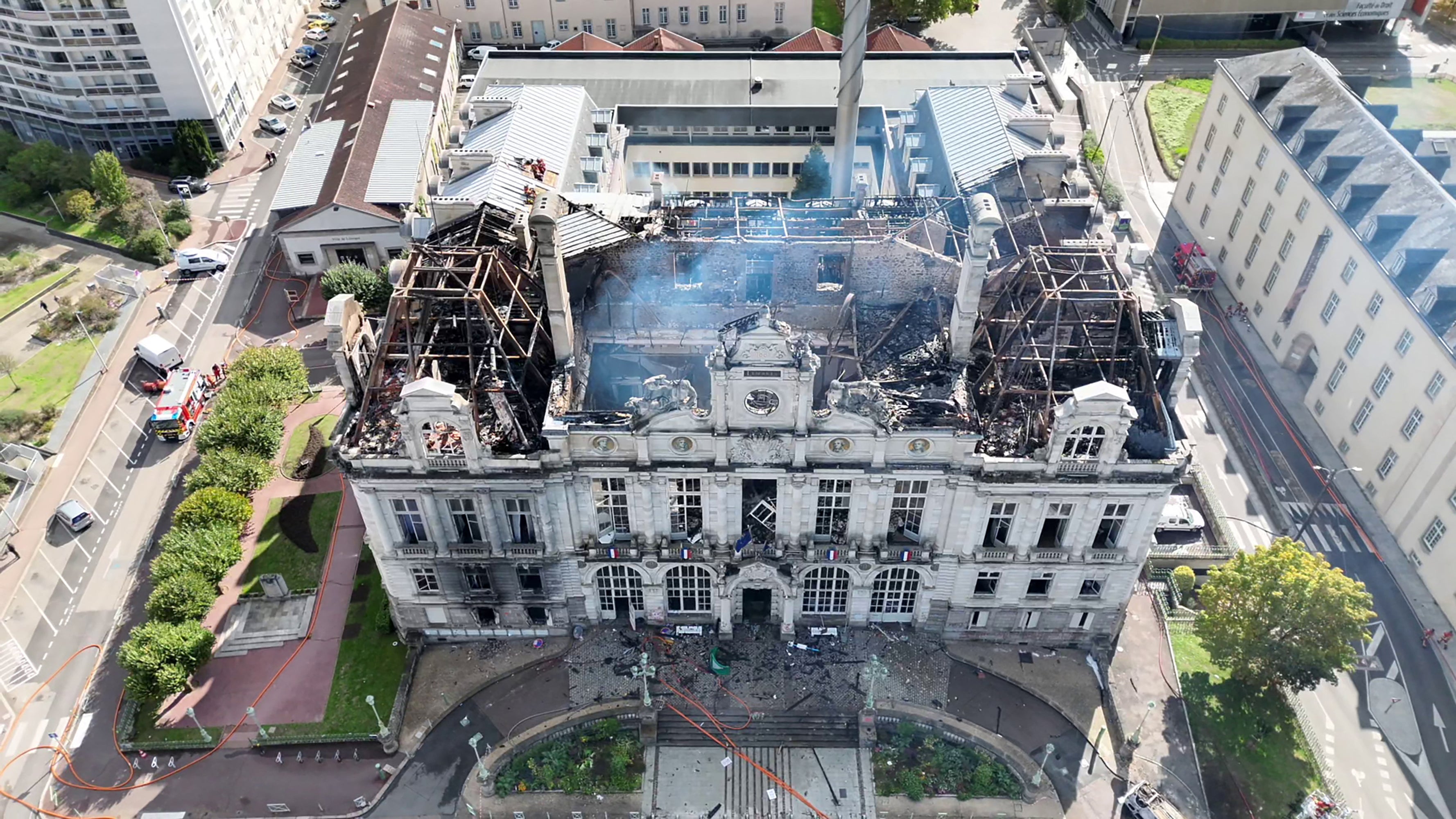 El Ayuntamiento de Limoges, tras ser incendiado durante las protestas nacionales contra el alto costo de vida del día anterior