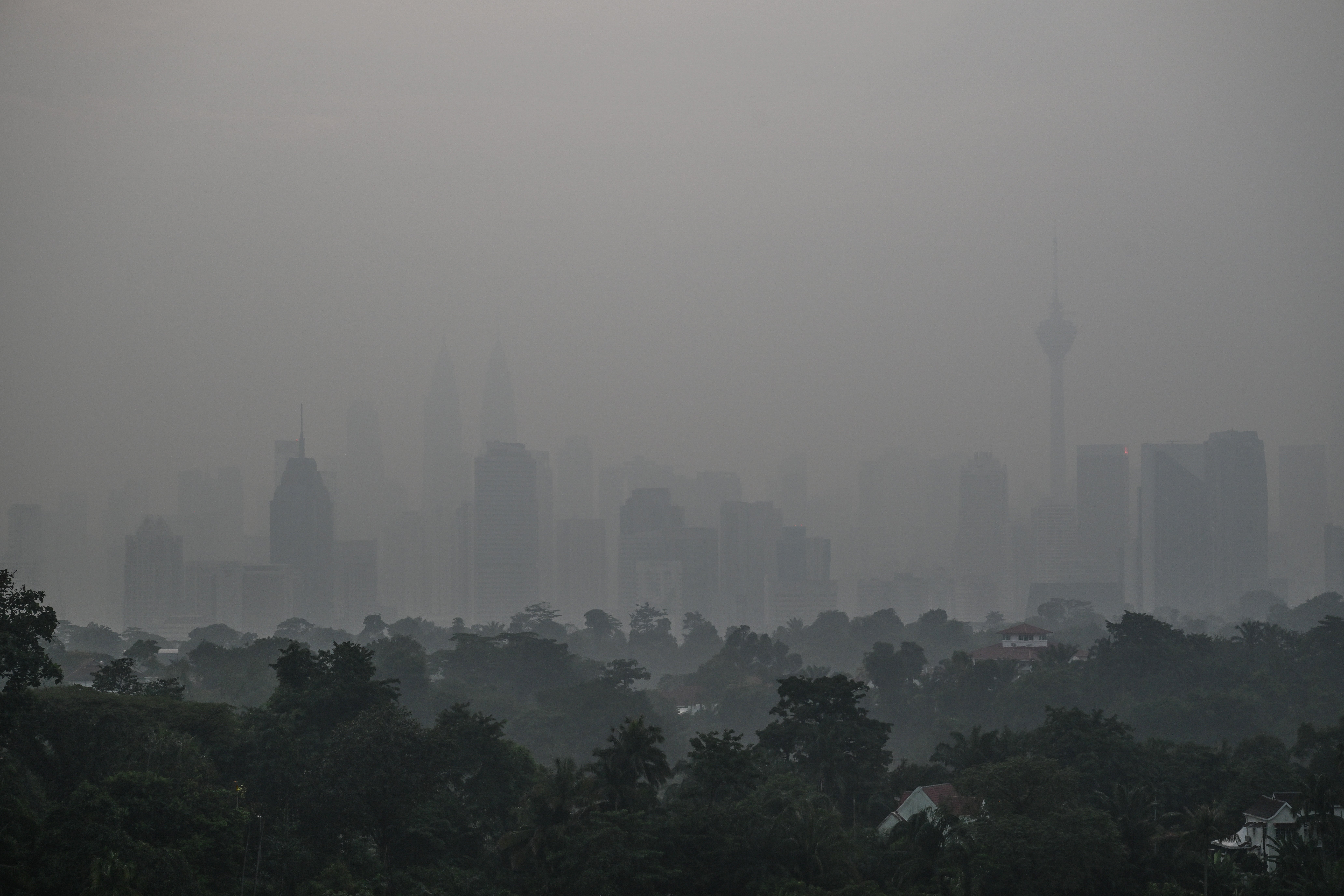 El horizonte de Kuala Lumpur se divisa en medio de una densa niebla de humo durante el amanecer del 17 de octubre de 2026