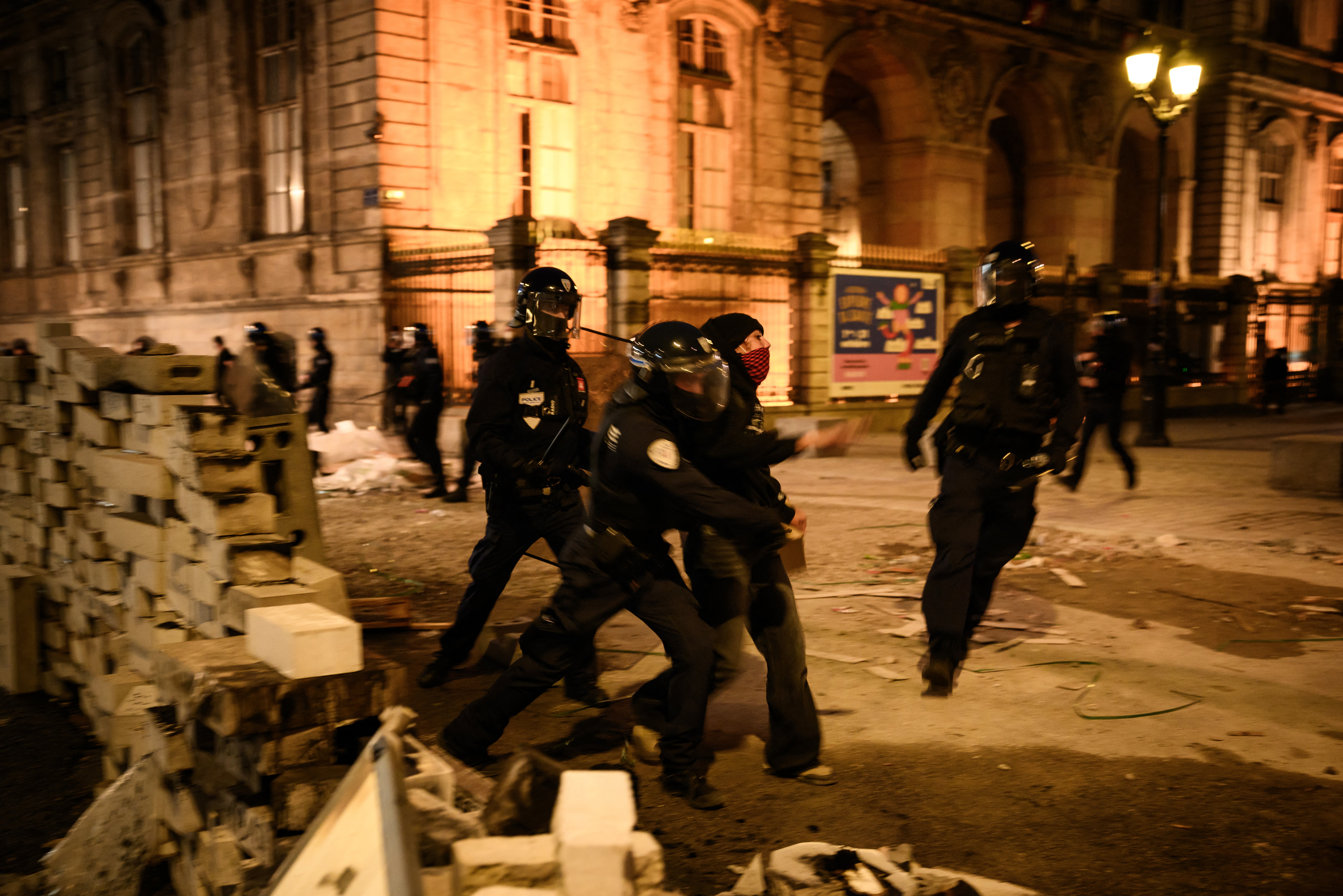 Agentes de policía empujan a un manifestante en la plaza de la Comédie, en Lyon