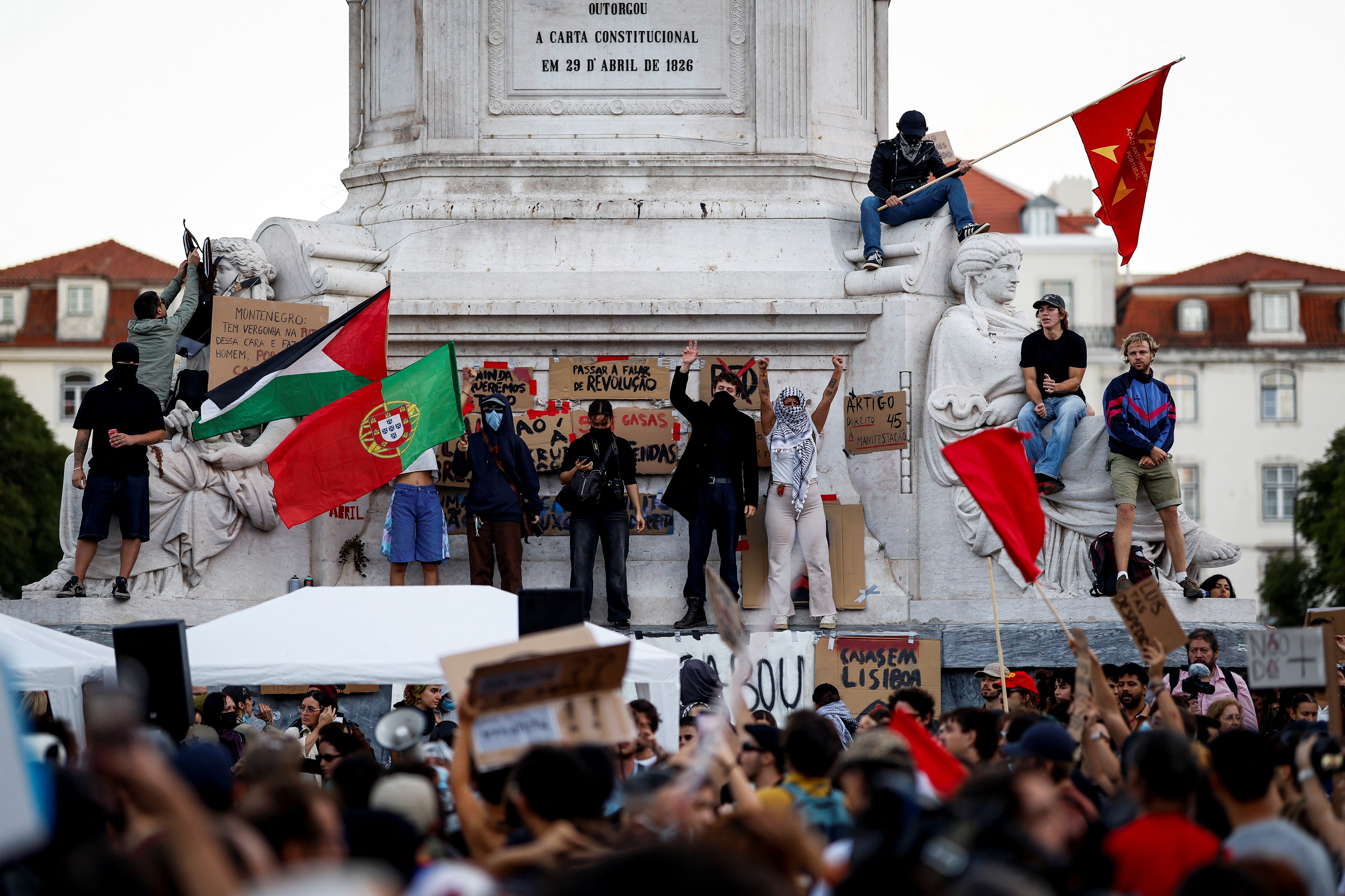 Manifestantes protestan contra la escasez de viviendas, el aumento vertiginoso de los alquileres y los bajos salarios en la plaza Rossio, en el centro de Lisboa, el 17 de octubre