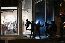Macron rechaza la renuncia del ministro del Interior tras disturbios y saqueos