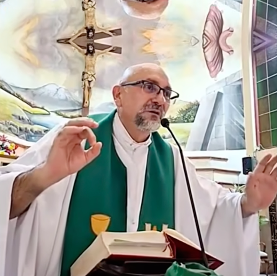 El sacerdote estaba celebrando la misa vespertina cuando lo golpeó la cruz que había en la pared detrás de él