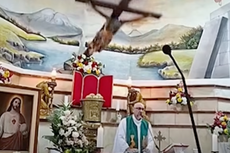 Fallece sacerdote ecuatoriano luego de que le cayera un crucifijo durante una misa