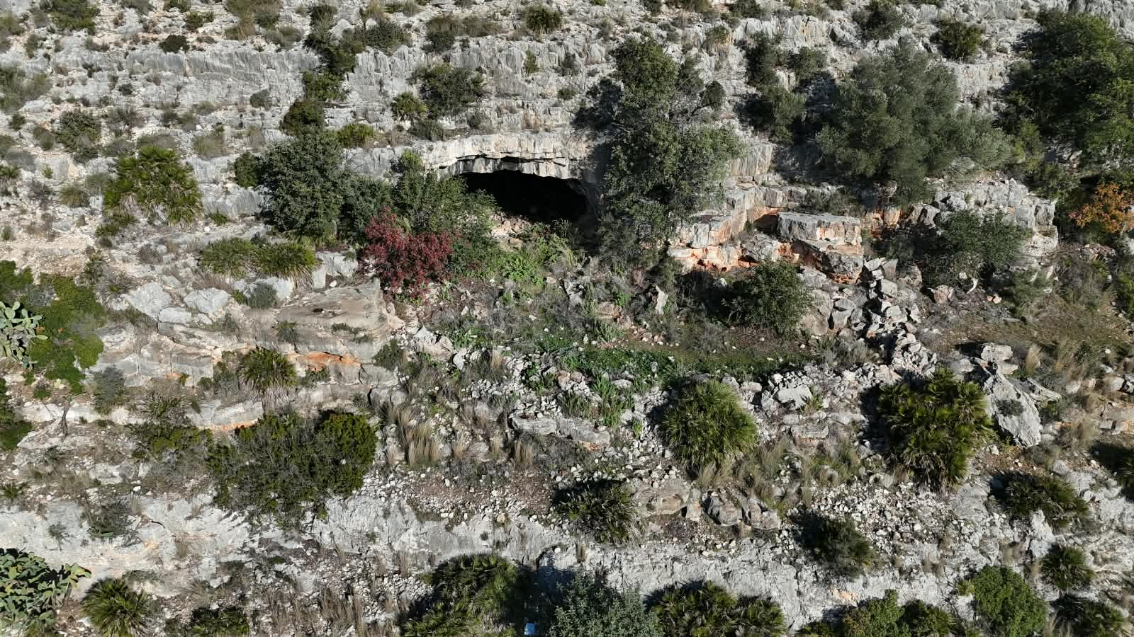 La entrada a la Cueva de las Mujeres, situada en una zona remota de un escarpado cañón, pasa casi desapercibida. Sin embargo, el complejo de cavernas que se extiende en su interior ha tenido una enorme importancia cultural en distintos períodos a lo largo de unos 24.000 años, lo que podría convertirlo en uno de los sitios de mayor relevancia cultural del planeta