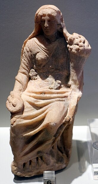 La diosa de las mujeres: conocida en la época romana como Bona Dea (“la Diosa Buena”), era una deidad de la fertilidad que tenía un importante santuario en Roma. Es posible que la diosa venerada en la Cueva de las Mujeres, en España, fuera la misma deidad o una similar
