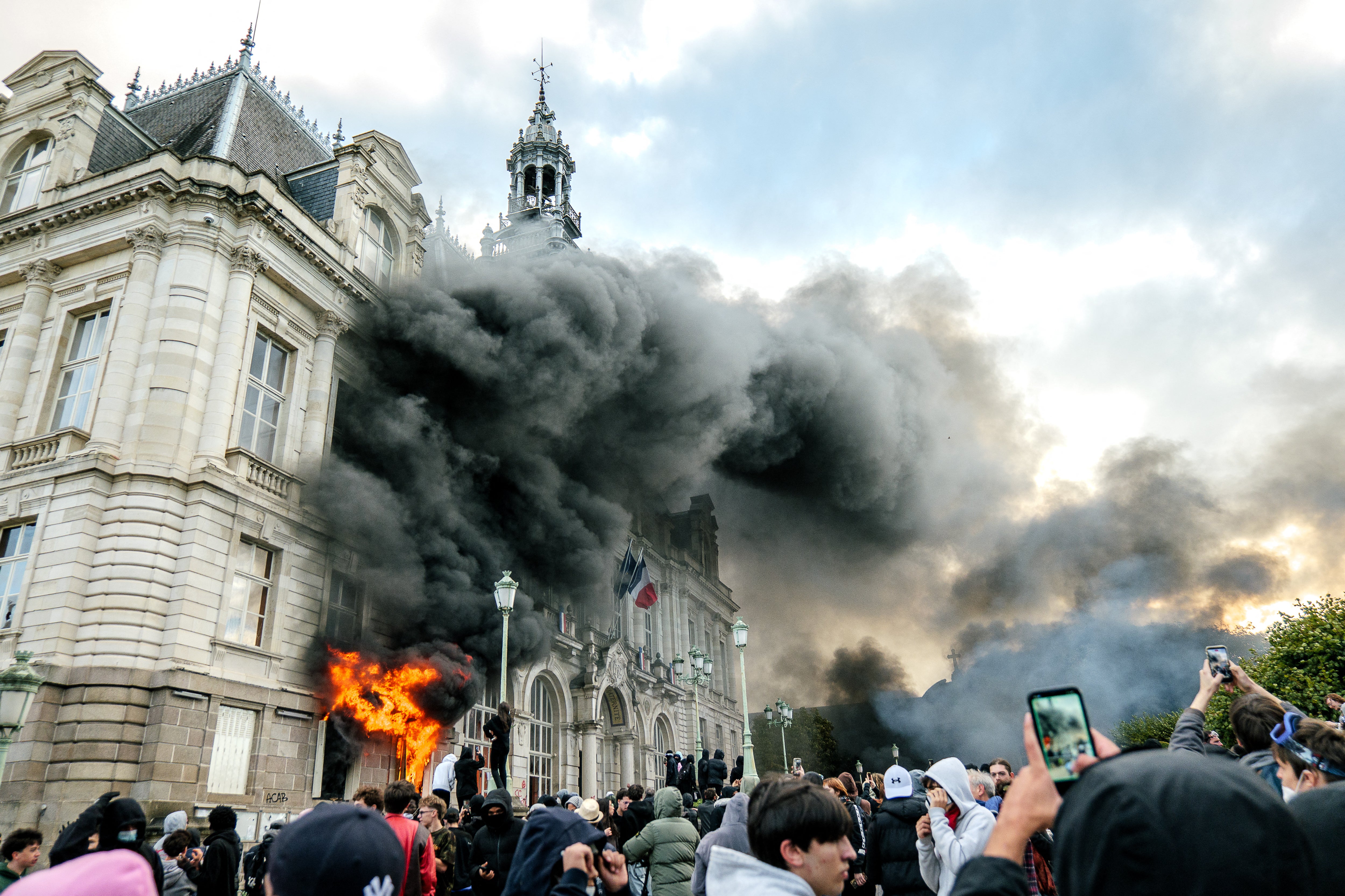 Los manifestantes incendiaron el ayuntamiento de Limoges, en Haute-Vienne, Francia, este fin de semana, mientras las protestas violentas se extendían por todo el país